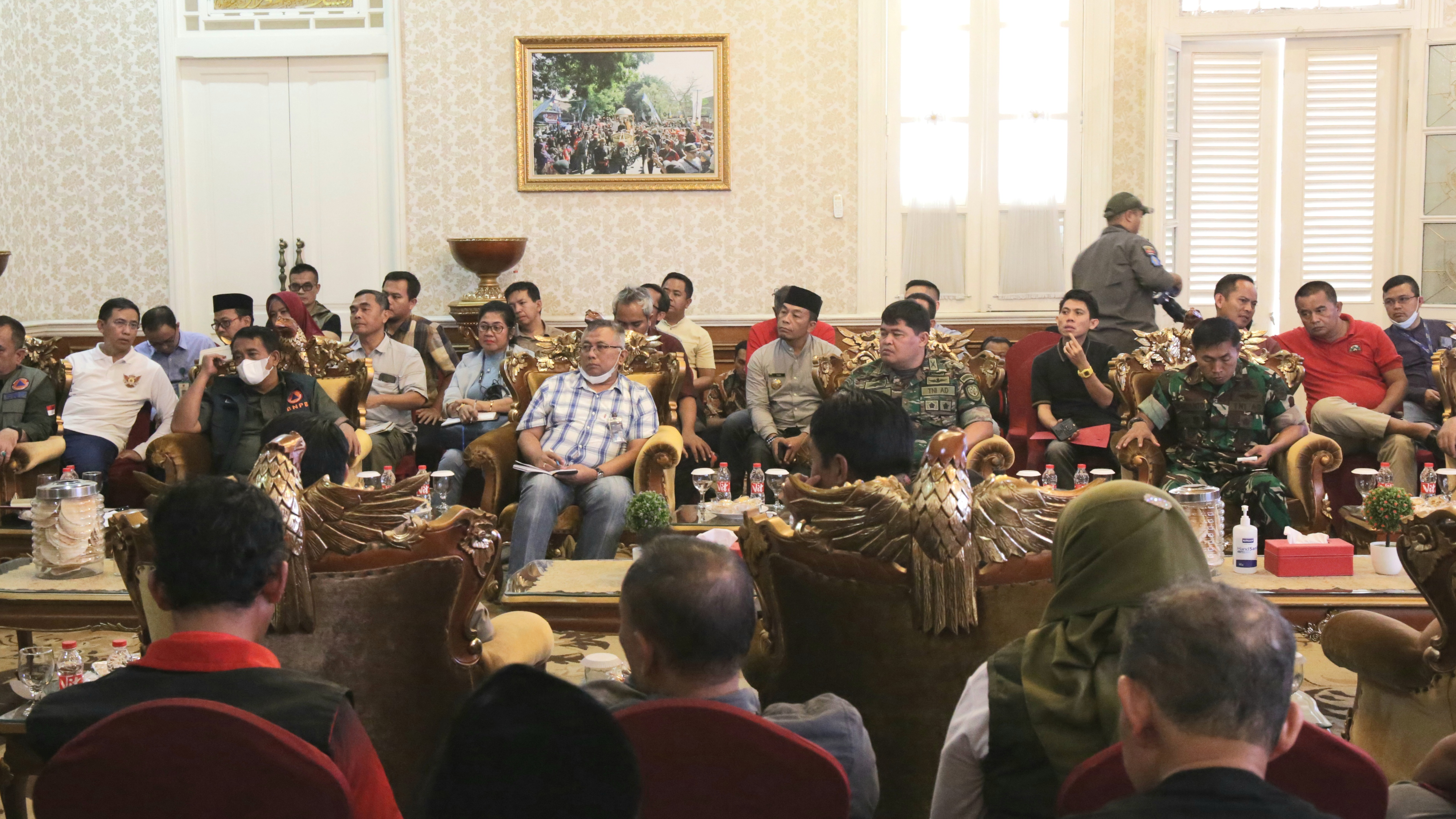 Suasana Rapat Koordinasi Percepatan Rehabilitasi dan Rekonstruksi Pascagempa Cianjur yang diselenggarakan di Kantor Pendopo Bupati Cianjur, Jumat (3/3).